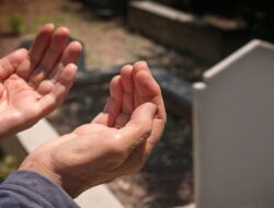Adab dan Doa Ziarah Kubur Lengkap Tata Cara Berziarah Kubur